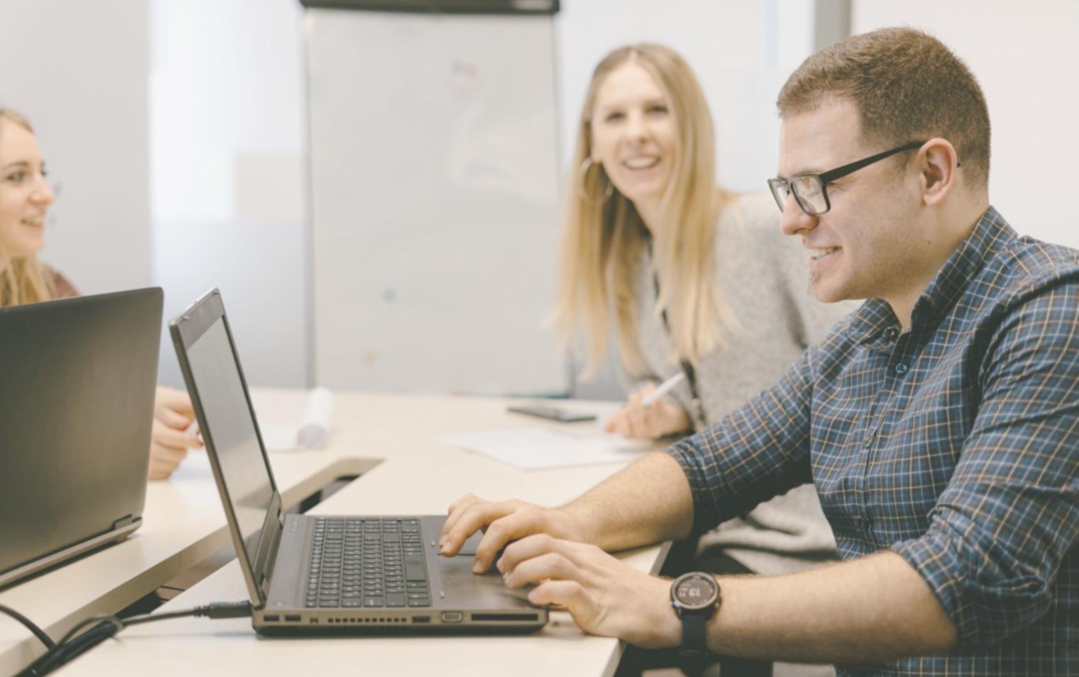Espace de formation moderne avec équipements technologiques à caronexelvia